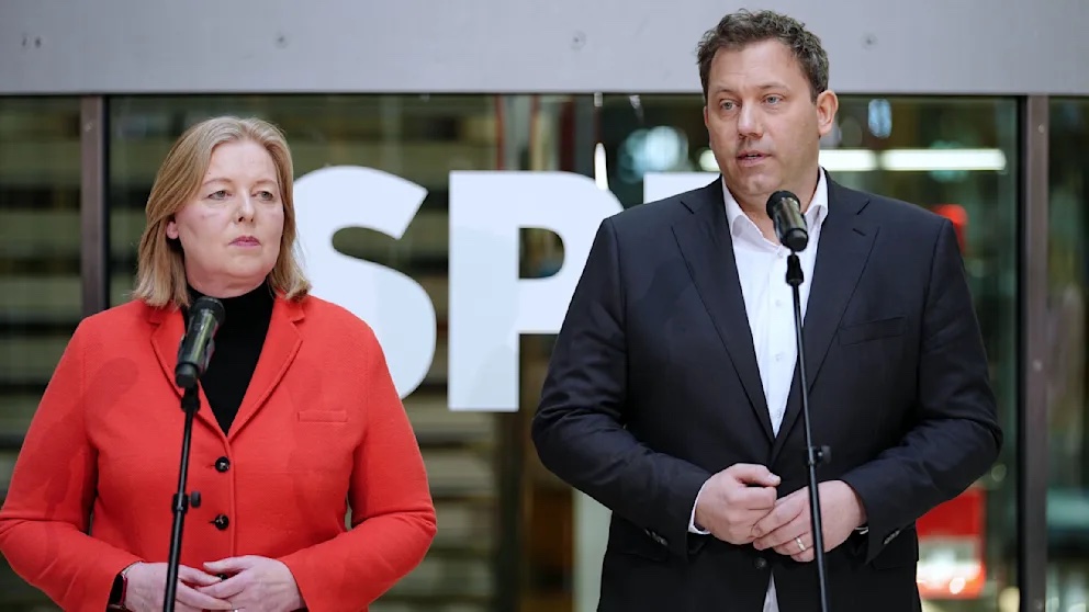 Bärbel Bas and Lars Klingbeil giving statements at microphones in front of SPD headquarters