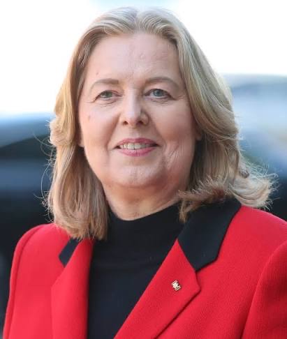 Head-and-shoulders portrait of Bärbel Bas in a red jacket, smiling