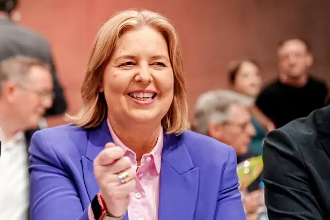 Bärbel Bas in a purple blazer laughing and gesturing