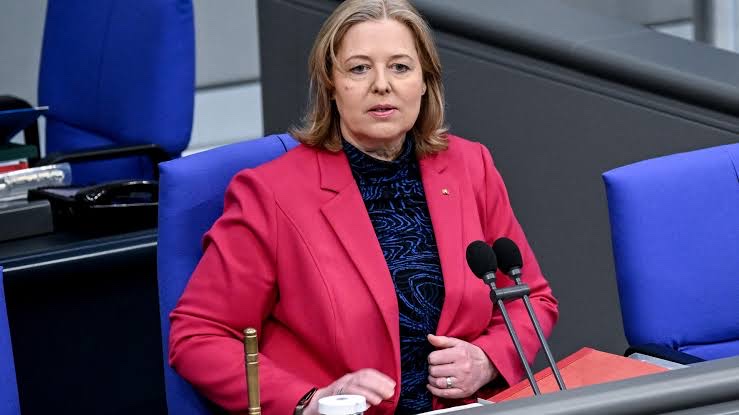 Bärbel Bas in the President’s chair in a pink-red jacket, seated behind microphones