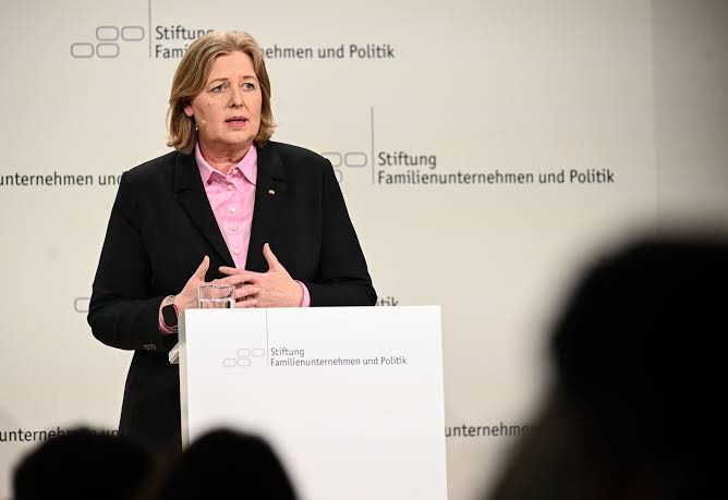 Bärbel Bas speaking at a white lectern in front of a backdrop reading Stiftung Familienunternehmen und Politik